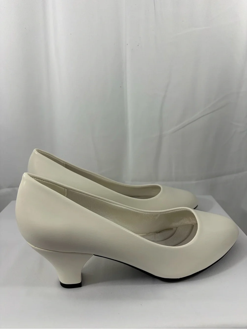 NWT easy street Women's Size 9.5W White Low Heel Pumps